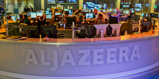 Ein Bild von einem Fernsehstudio mit der Aufschrift: Al Jazeera