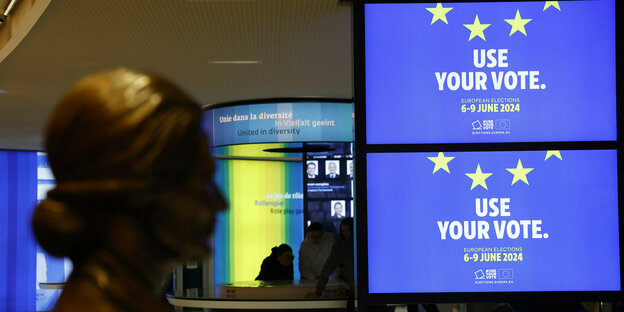 Blaue Bildschirme, auf denen mit den Worten Use your Vote zur Europawahl aufgerufen wird