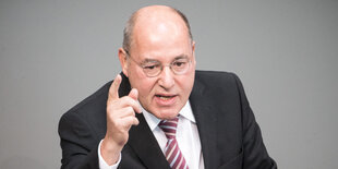 Gregor Gysi redet.