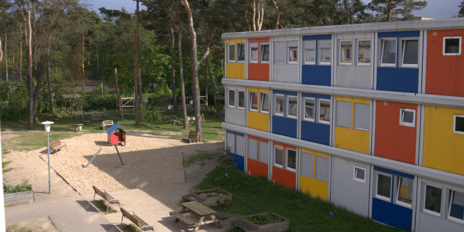 Ein aus vielen bunten Containern zusammengesetztes Gebäude