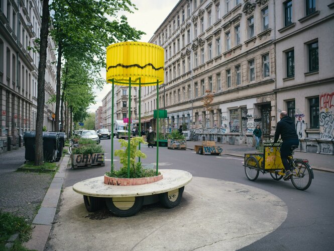 Eine gelbe Sitzbank steht mitten auf der Leipziger Hildegard­straße