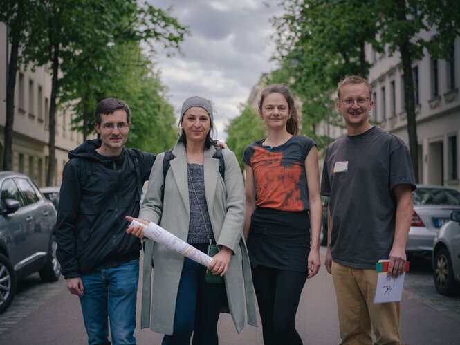 Die vier Aktivist:innen Jörg Reichert, Ariane Jedlitschka, Cornelia Bischoff und Lukas Refle stehen auf der Straße