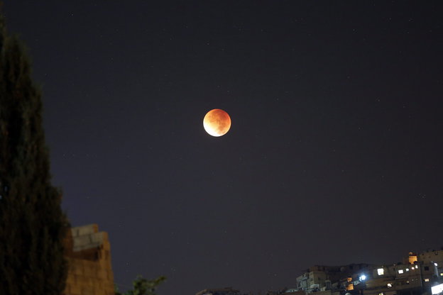 Roter Mond bei Nacht in Syrien