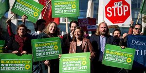 Die Grünen Fraktionschefs Göring-Eckardt und Hofreiter auf einer Anti-TTIP-Demo, sie halten Plakate und es sind weitere Menschen zu sehen