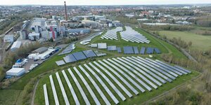 Sachsen, Freiberg: Solarpanele auf einem Solarfeld vor dem Werk des Solarunternehmens Meyer Burger. Aufnahme mit einer Drohne.