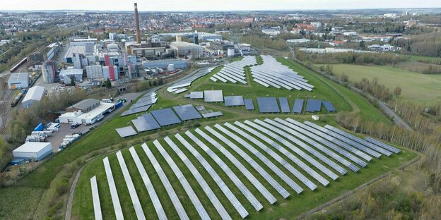 Sachsen, Freiberg: Solarpanele auf einem Solarfeld vor dem Werk des Solarunternehmens Meyer Burger. Aufnahme mit einer Drohne.