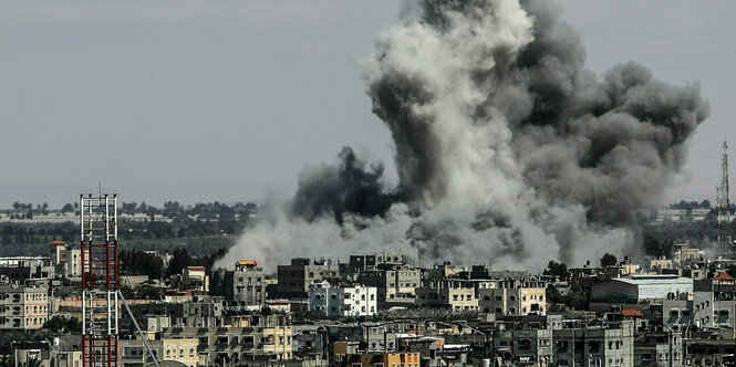 Eine Rauchwolke über einer Stadt in Gaza.