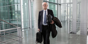 Ex-BND-Chef August Hanning im Bundestag auf dem Weg zum NSA-Untersuchungsausschuss.
