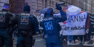 Polizisten vor dem Demonstrationszug mit dem Transparent, auf dem Hanna geschrieben ist