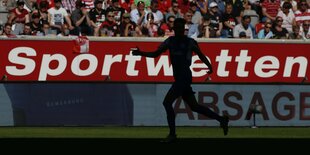 Bundesliga-Fußballer vor einschlägiger Bandenwerbung