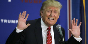 Donald Trump hält die Hände in die Höhe