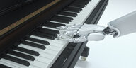 Roboterhand auf Klaviertasten