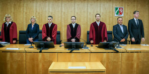 Blick auf die Richterbank nach dem Einzug des Gerichts am 7. Mai 2024