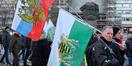 Demonstration der Freien Sachsen in Chemnitz vor Karl-Marx-Statue