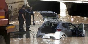 Feuerwehrmänner versuchen in Cannes ein Auto zu retten