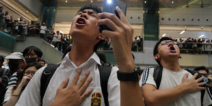 Hongkonger singen am 11. September 2019 in einem Einkaufszentrum das von Demonstranten geschriebene Lied «Glory to Hong Kong».