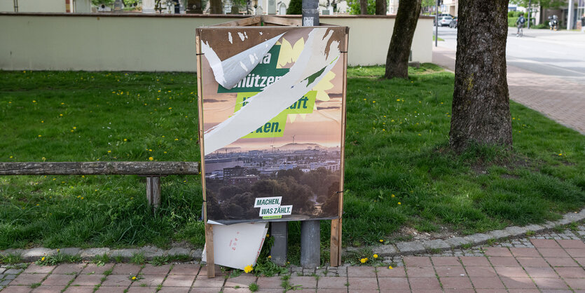 Ein zerstörtes Wahlplakat zur Europa-Wahl in München.