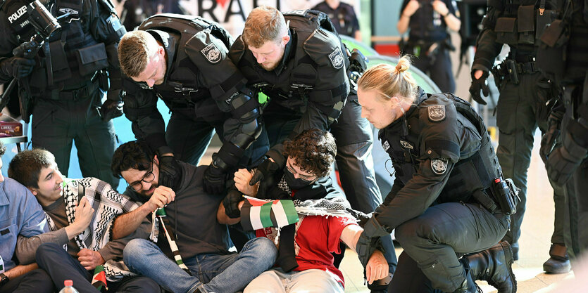 Pro-palästinensische Aktivistinnen und Aktivisten haben am Mittwochmorgen ein Protestcamp in einem Gebäude der Universität Bremen errichtet. Polizisten versuchen, das Camp aufzulösen.