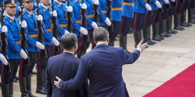 "Eiserne Freundschaft" in Aktion: Xi und Vucic schreiten auf dem roten Teppich in Belgrad an einer Ehrenformation entlang.