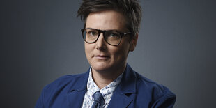 Comedian Hannah Gadsby mit Krawatte