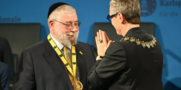 Pinchas Goldschmidt stellt sich dem Aachener Oberbürgermeister.
