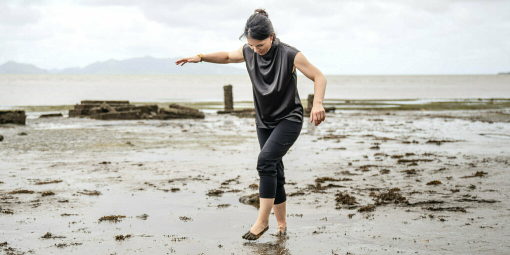 Fidschi, Toguru: Annalena Baerbock (Bündnis 90/Die Grünen), deutsche Außenministerin, läuft über den Strand vor der von Küstenerosion durch die Klimakrise betroffenden Siedlung Toguru.