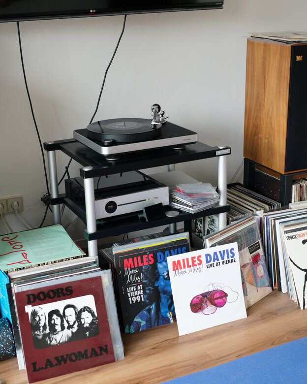 Vor der Musikanlage mit Plattenspieler stehen Schallplatten von "The Doors" und Miles Davis