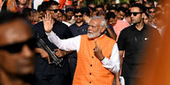 Modi mit Tintenfinger in Menschenmenge