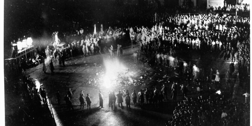 SA und Menschenmenge am 10. Mai 1933 auf dem Opernplatz in Berlin