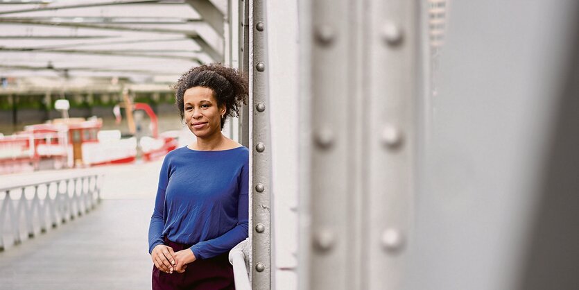 Nela Riehl steht auf einer Landungsbrücke.