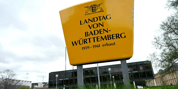 Vor dem Landtag Baden-Württemberg ist ein Schild zu sehen.