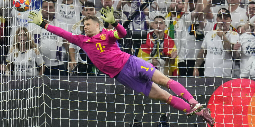 Manuel Neuer bei einer parade in der Luft