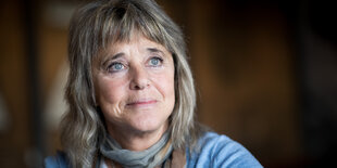 Suzi Quatro mit Schal und blauem Pulli