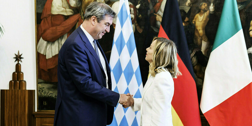 Giorgia Meloni schüttelt Markus Söder die Hand