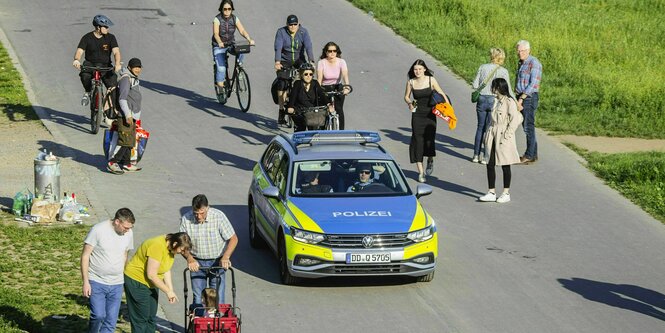 Ein Streifenwagen patrouilliert in einem Park