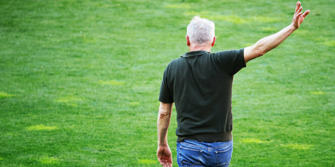 Christian Streich von hinten den Fans winkend