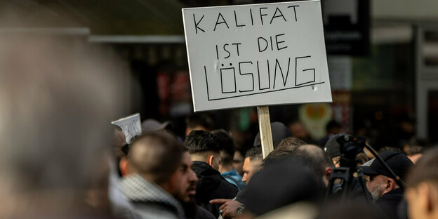 Demonstranten mit Schild: Kalifat ist die Lösung