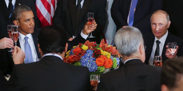 Barack Obama und Wladimir Putin trinken Sekt