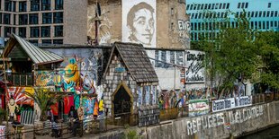 Das Yaam liegt an der Spree, doch das ist ein Problem: Die Standsicherheit der Ufermauer ist nicht mehr gewährleistet