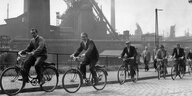 Arbeiter auf ihren Fahrrädern nach dem Schichtwechsel beim Hüttenwerk Oberhausen im Jahr 1957.