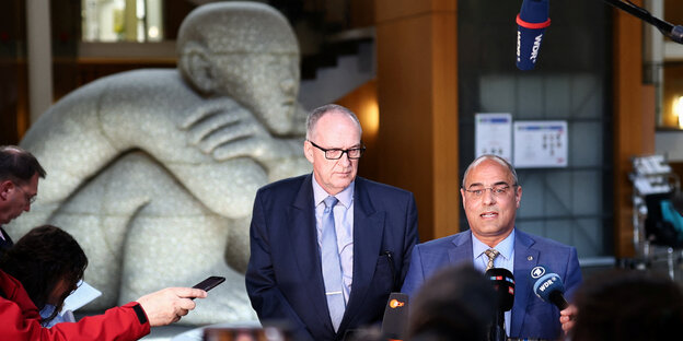 Pressekonferenz der AfD-Abgeordneten Reusch und Boehringer vor einer Statue