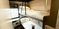 Zwei ausgeklappte und zum Schlafen vorbereitete Betten sind in einem Zweierabteil des Night Riviera Schlafwagens zu sehen.