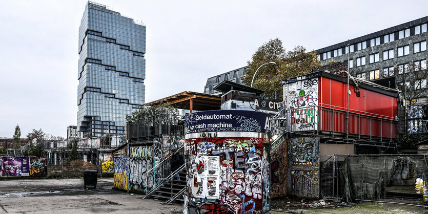 Mit Graffiti versehener Geldautomat auf dem RAW-Gelände. Im Hintergrund der Amazon-Tower