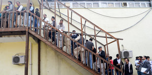 Menschen stehen Schlange vor der Passstelle in Kabul