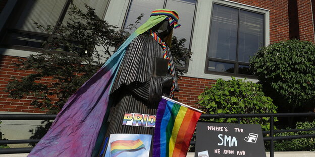 Geistliche Statue in Portland, Oregon, mit der Regenbogenfahne geschmückt
