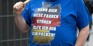 Ein Teilnehmer einer Kundgebung der AfD trägt ein T-Shirt mit der Aufschrift «Wenn dich diese Farben stören helfe ich dir beim packen»