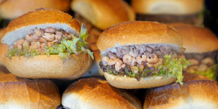 Brötchen mit Nordseekrabben liegen in der Auslage eines Fischbrötchen-Imbisses