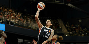 Brittney Griner beim Korbleger mit dem ball in der Hand