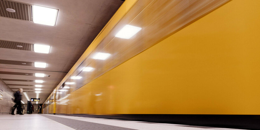 Eine U-Bahn fährt in einen Bahnhof ein.