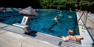 Nur im Sportbecken kann man im Prinzenbad gerade seine Bahnen ziehen.